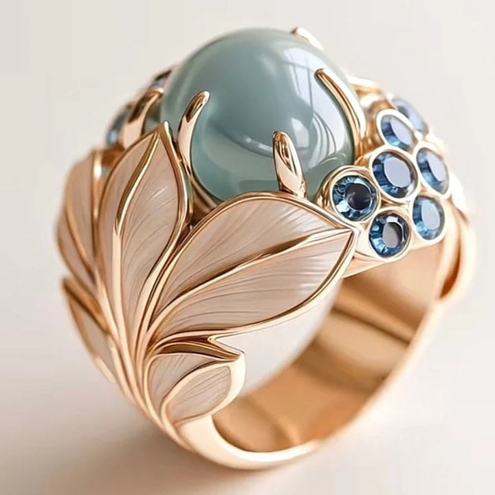 Anillo Exótico de Piedra Verdinosa con Hoja de Oro