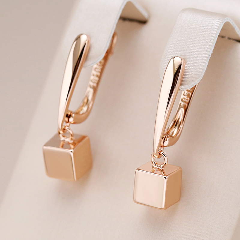 Pendientes Elegantes Cúbicos en Oro
