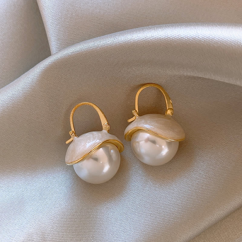Elegantes Pendientes de Perlas Doradas