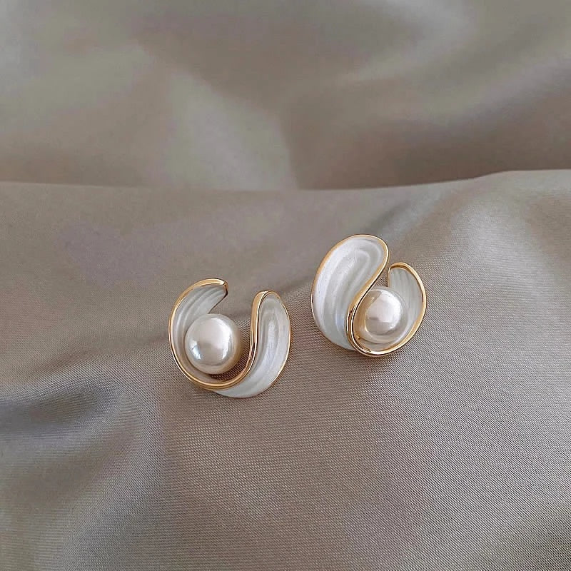 Pendientes Elegantes de Ópalo Blanco con Perla en Oro