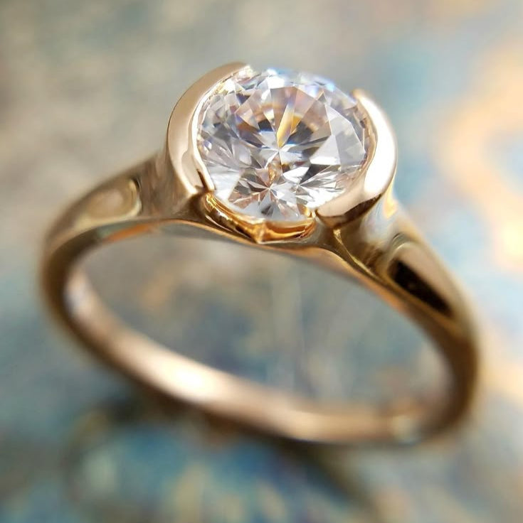 Anillo Exquisito con Cristal Blanco Dorado Vintage