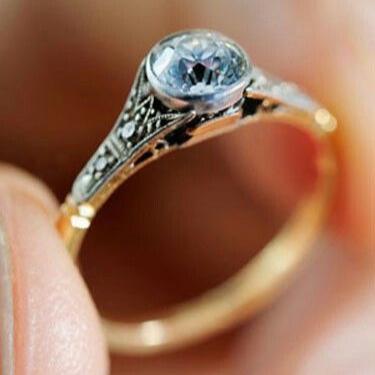 Anillo Cristalino Azul Redondo Dorado