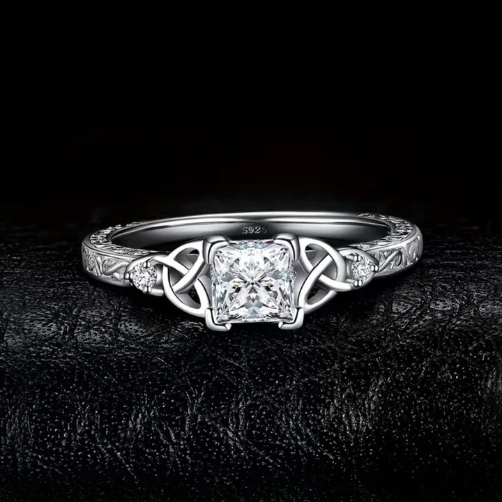 Anillo Cristalino Cúbico Plateado Vintage