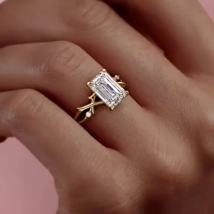 Anillo Fino Rectangular Cristalino en Oro