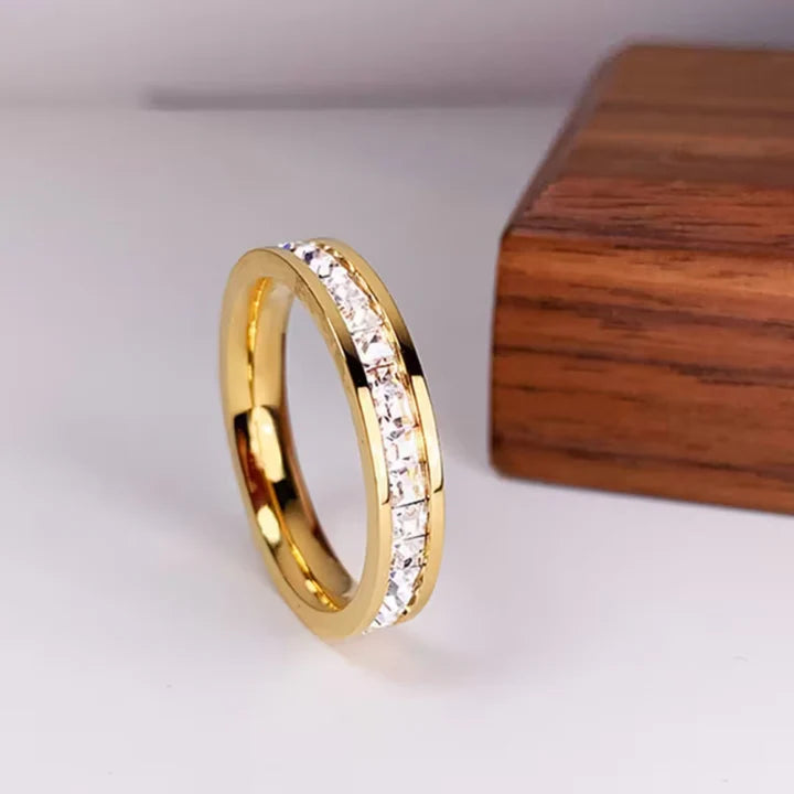 Anillo Incrustaciones Circonita Fino en Oro