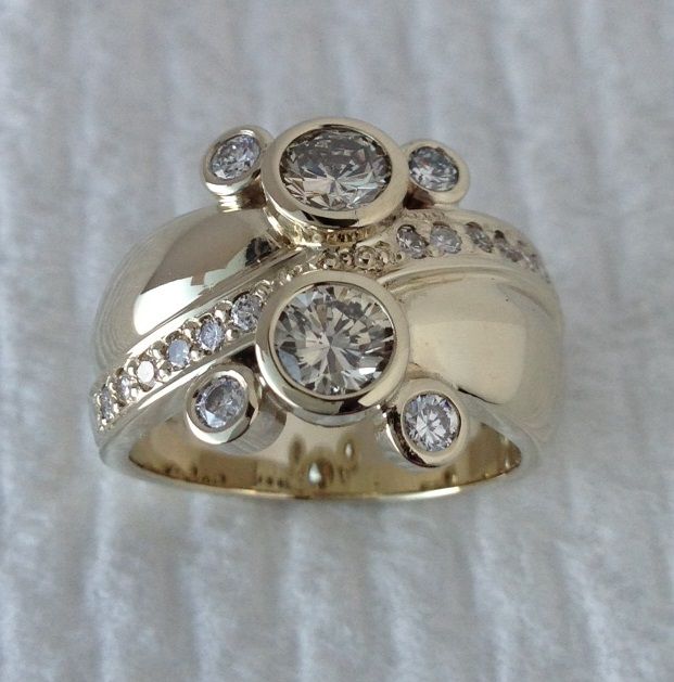 Anillo con Cristales Incrustados Irregular Vintage