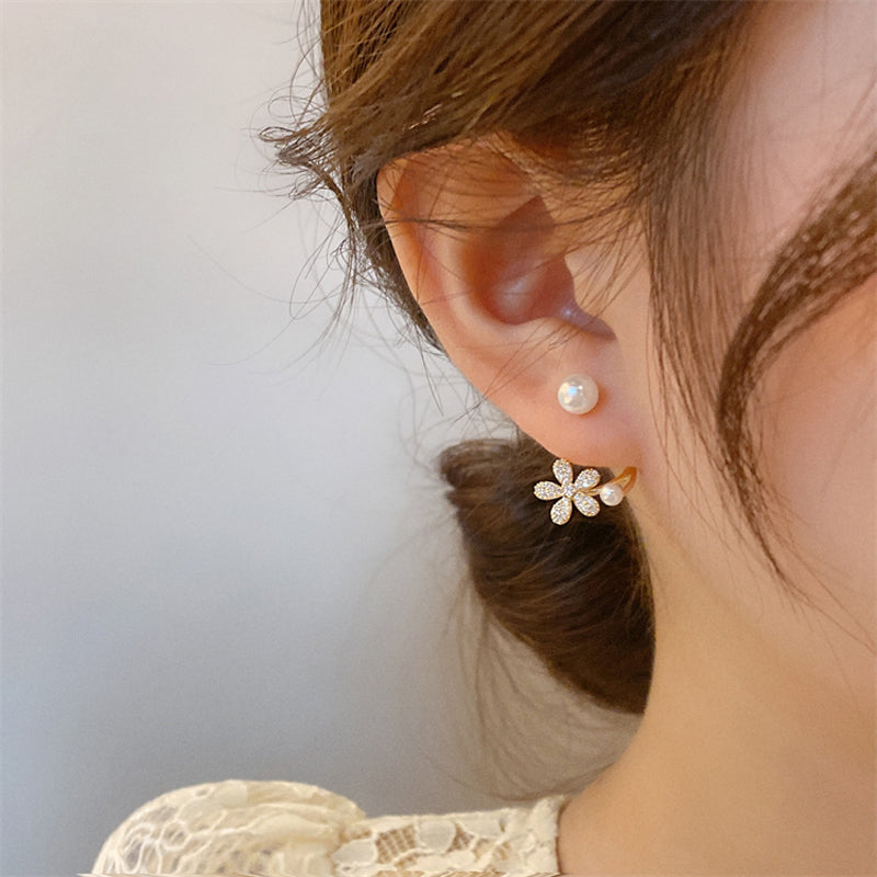 Pendientes Florales con Circonitas y Perlas en Oro