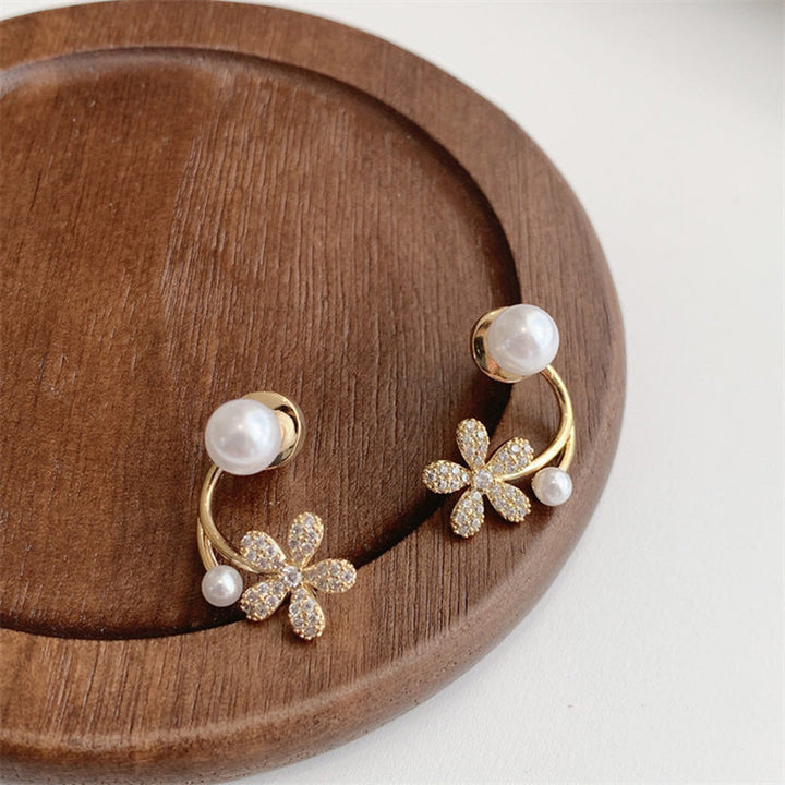 Pendientes Florales con Circonitas y Perlas en Oro