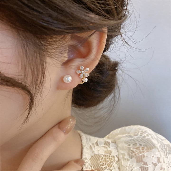 Pendientes Florales con Circonitas y Perlas en Oro