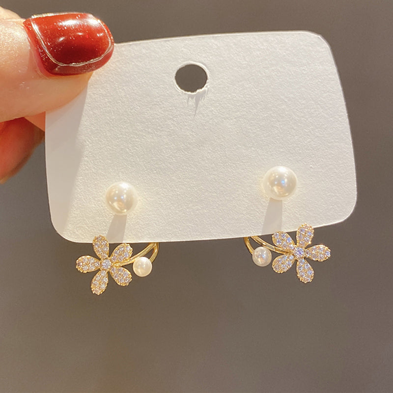 Pendientes Florales con Circonitas y Perlas en Oro