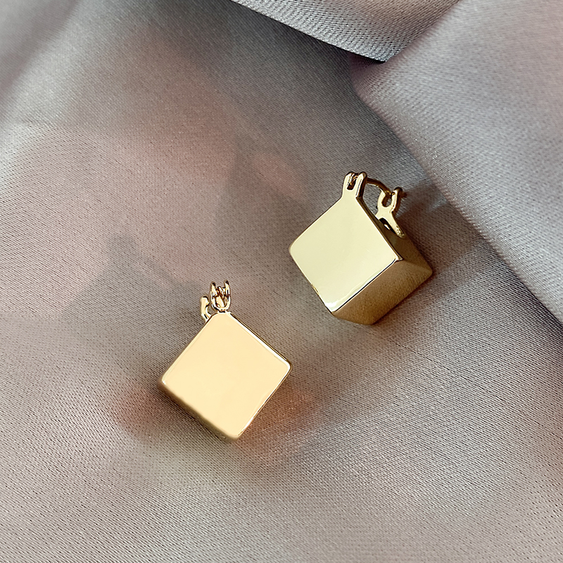 Elegantes Pendientes Cubo de Oro