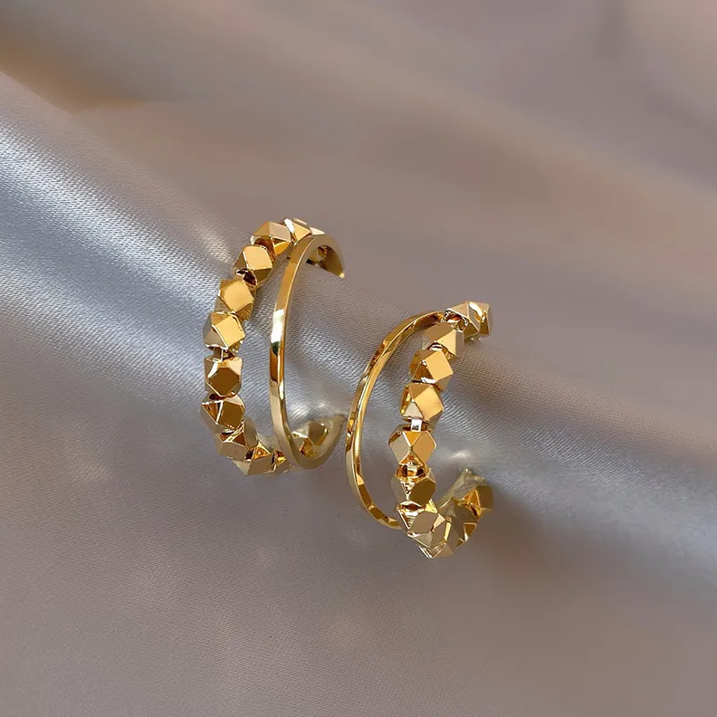 Elegantes Pendientes Cubo de Oro