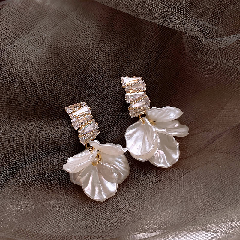 Pendientes Elegantes Petálos Blancos en Oro