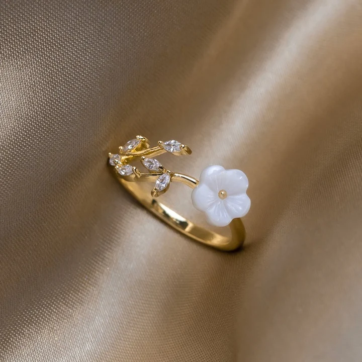 Anillo Ajustable Flor Blanca con Circonitas