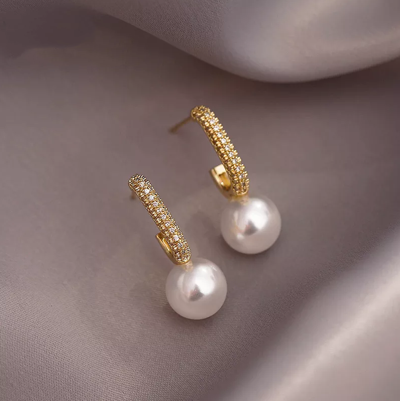 Elegantes Pendientes de Perlas Doradas Brillantes